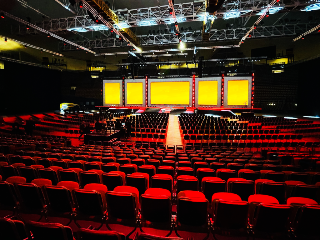 Bühne der Franchisenehmer-Tagung 2021 in der Olympiahalle
