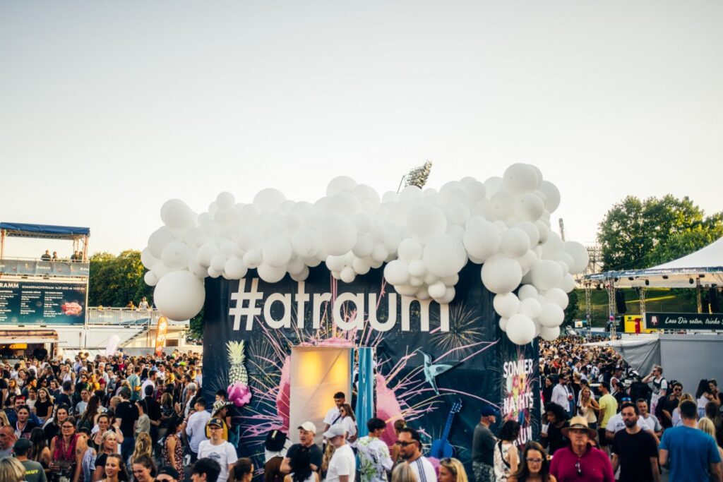 Publikum beim Münchner Sommernachtstraum 2022 (Foto: Fabian Stoffers)