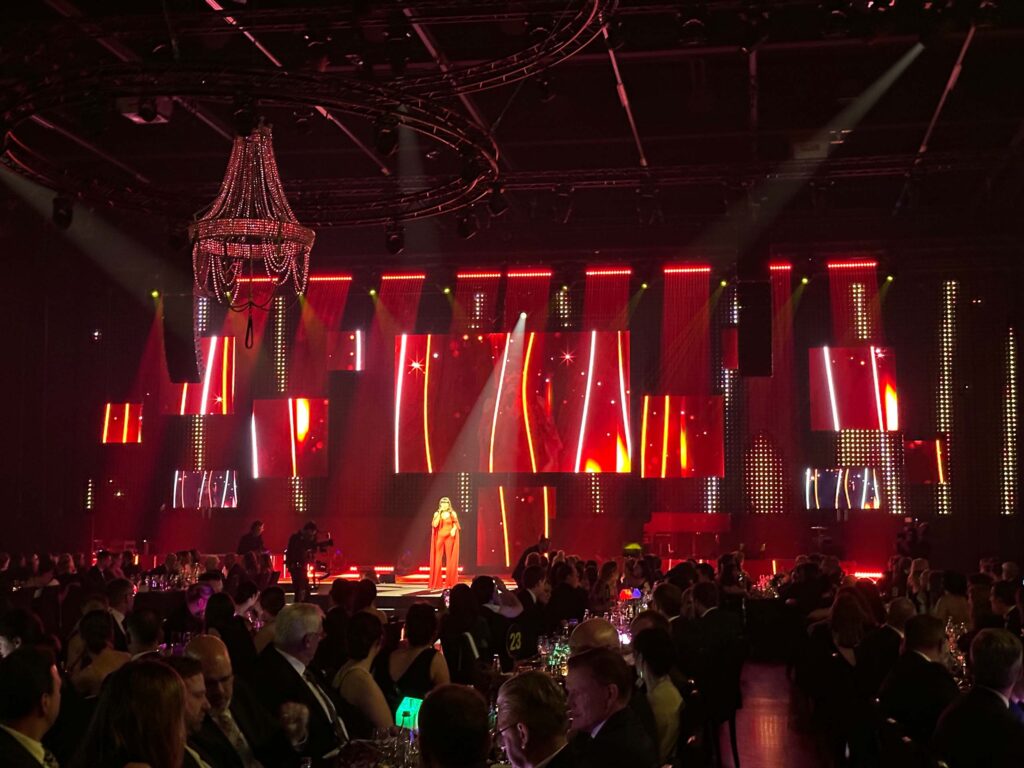 Saal der Benefiz-Gala 2022 in den Eisbach Studios