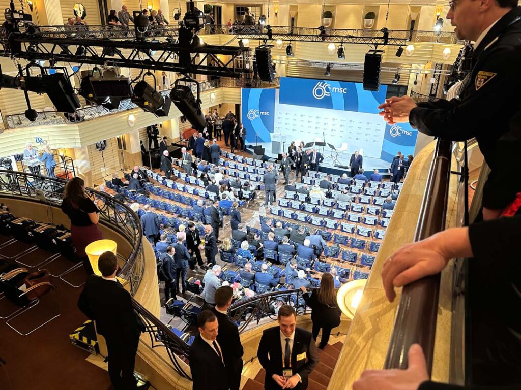 Digitales Bühnendesign der 60. Münchner Sicherheitskonferenz 2024
