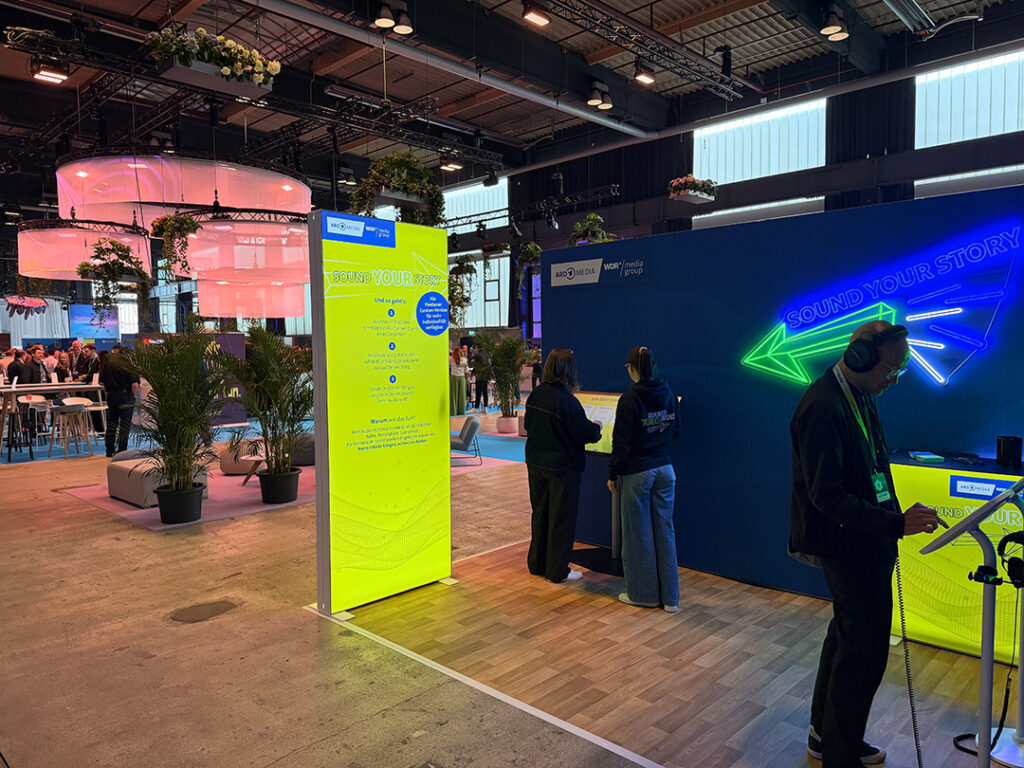 Besucher am Interface des KI-Messestands Sound Your Story