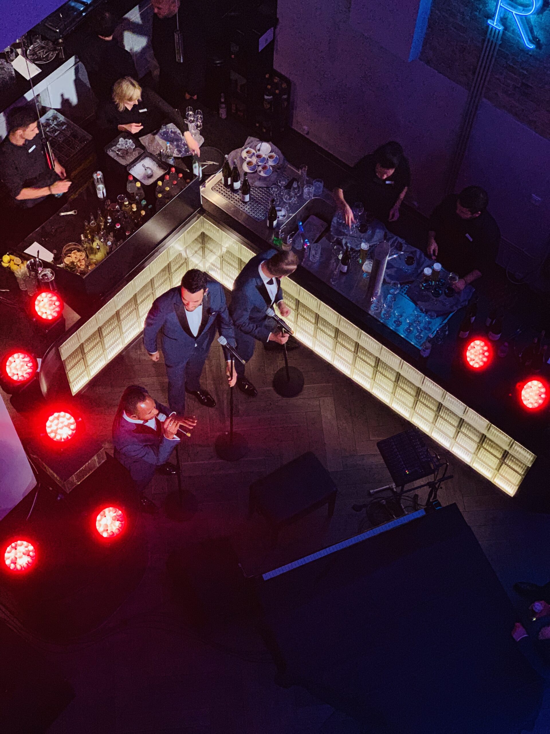 Live-Musiker in einer Eventlounge von oben fotografiert